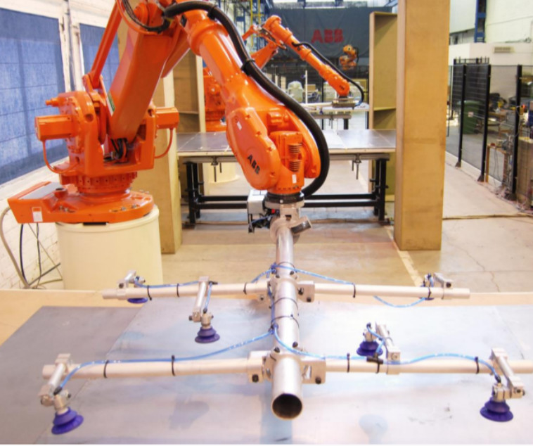 Приспособление руки робота Kuka Abb сваривая схватывая панели солнечных батарей в фотовольтайческой индустрии как отвертка