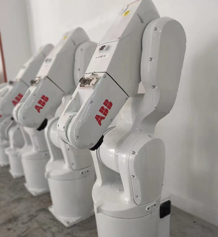 Работа оси руки 6 промышленного робота ABB IRB1200-5/0.9 с роботом зрения хорошим на собрании