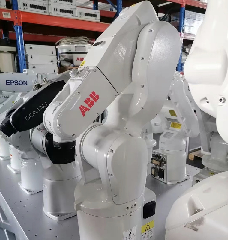 Работа оси руки 6 промышленного робота ABB IRB1200-5/0.9 с роботом зрения хорошим на собрании