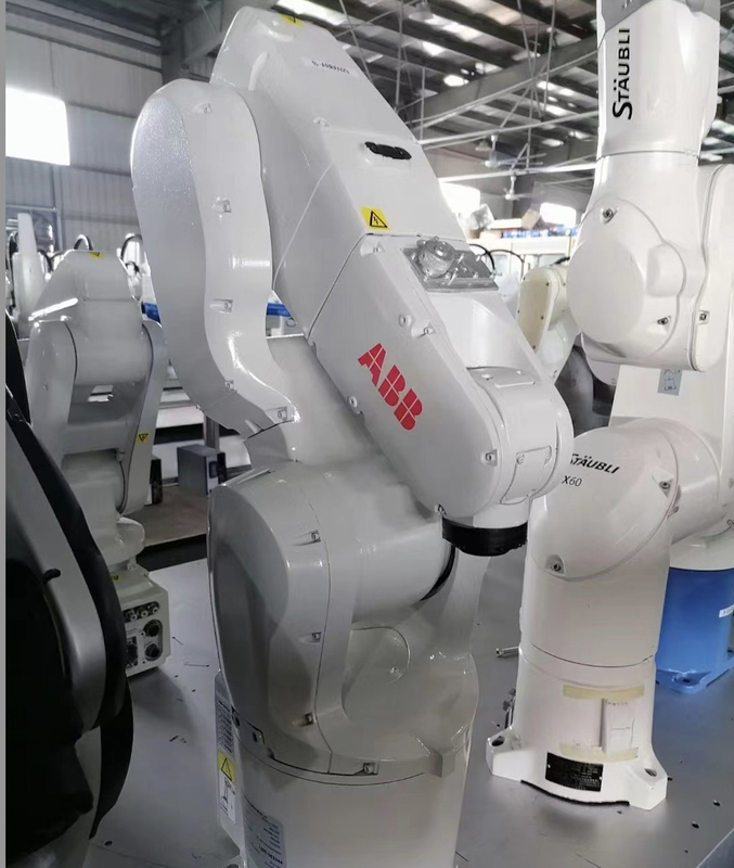 Работа оси руки 6 промышленного робота ABB IRB1200-5/0.9 с роботом зрения хорошим на собрании