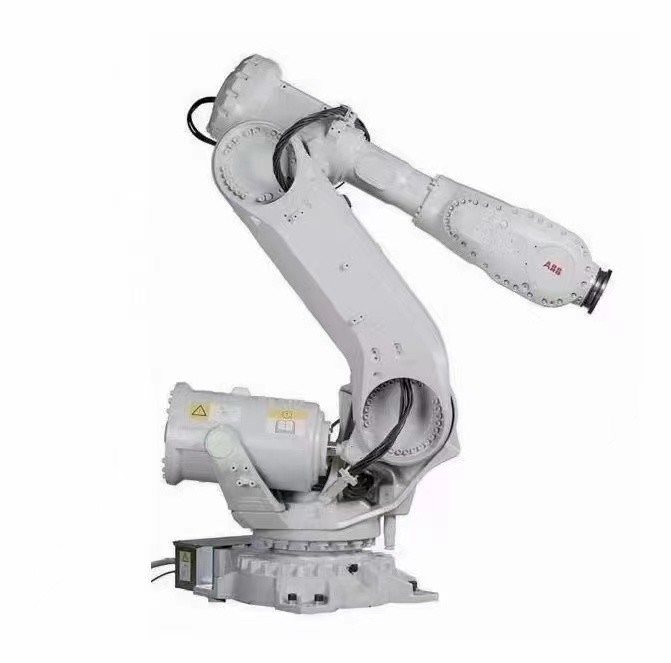 Процесс руки робота ABB IRB 6700 ABB распределяя линии блока батарей 3 метра