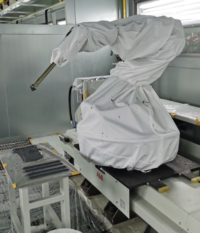 Одежда предохранения от крышки робота ABB огнеупорная в мастерской краски фабрики автомобиля